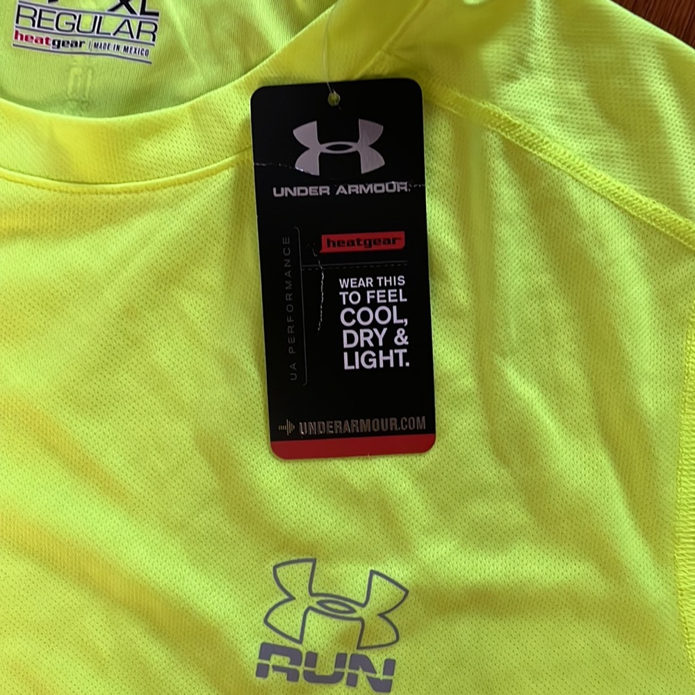 Mens NWT XL UA REGULAR FIT TOP shirt sleeve NeonColor